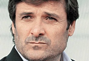 Ο Νίκος Καραγεωργίου  στο στούντιο  του Athleticradio 104,2