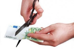 Κλειδώνει στο 22% η μείωση του βασικού μισθού