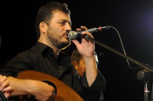 Ο Μανώλης Κονταρός επιστρέφει στις ζωντανές εμφανίσεις!