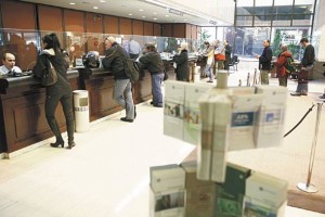 Μέσω τραπέζης οι πληρωμές μισθών και εισφορών από 1η Απριλίου