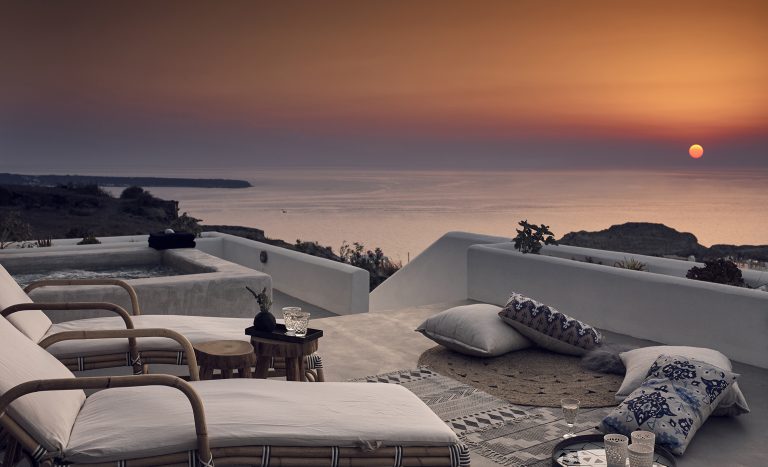 Santo Maris Oia Luxury Suites & Spa: Ανοίγει τις πόρτες του και σας καλωσορίζει με καινούργιο αέρα