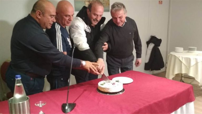 Με δίκοπο… μαχαίρι!