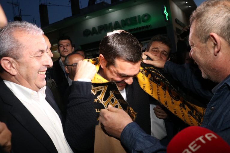 Ένα κασκόλ του Εργοτέλη για τον Πρωθυπουργό