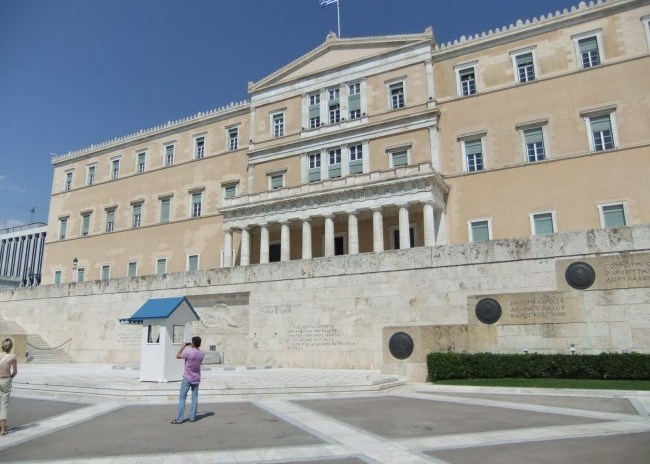 Πέρασε η αναδιάρθρωση – υπερψηφίστηκε στην Βουλή
