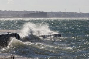 Καιρός: Μικρή ανάσα δροσιάς – Ισχυροί άνεμοι στο Αιγαίο