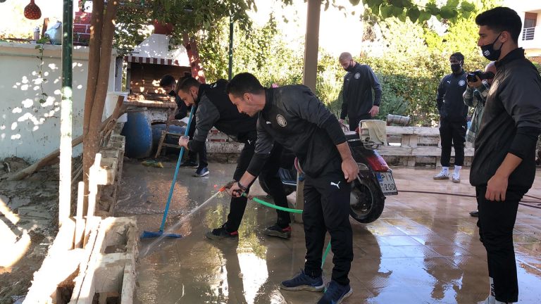 Pics | Δίπλα στους πλημμυροπαθείς των Γουρνών όλος ο ΟΦΗ