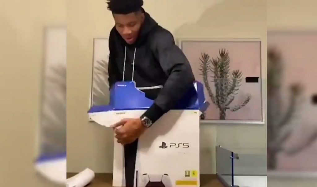 Video | Το… PS5 unboxing του Γ. Αντετοκούνμπο