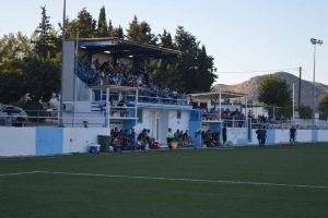 Μεταξύ σφύρας και άκμονος…