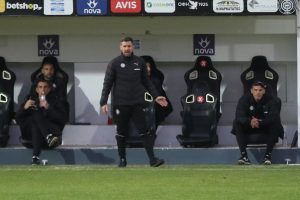 Συνεχίζει να κερνάει… πικρό καφέ