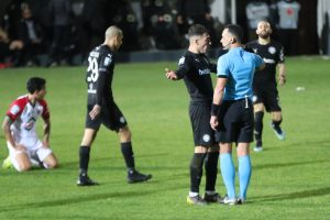 Eπιστρέφει στο γήπεδο και εκμεταλλεύεται την διακοπή
