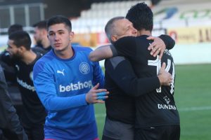 Χαμογελάει ξανά, αλλά δεν πανηγυρίζει