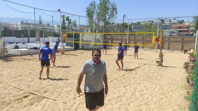 Pics | Χανιά: Σε καλοκαιρινούς ρυθμούς με “μάχες” στην άμμο