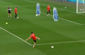 Videos | Ο Λεβαντόφσκι κατέστρεψε ένα κινητό με μια… σέντρα