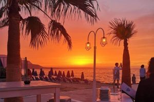 Thalassa Bar Restaurant: Πραγματικά πάνω στο κύμα!
