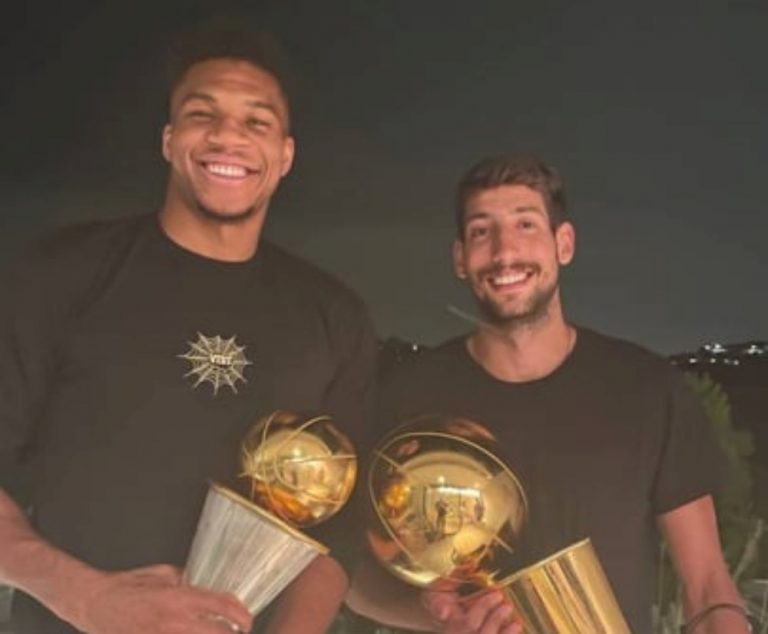 Ο Χρήστος Σαλούστρος με το τρόπαιο του NBA και ένα φίλο από τα… παλιά