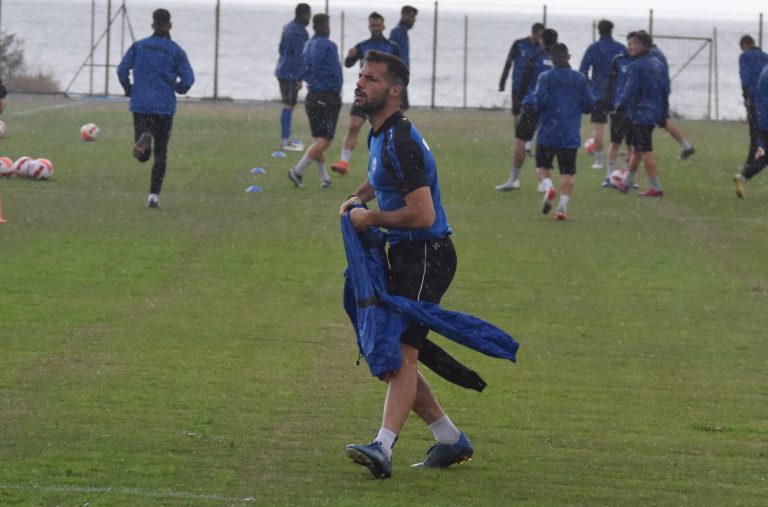 Pics | Χανιά: Κάτω από δύσκολες καιρικές συνθήκες η πρώτη προπόνηση για Κηφισιά