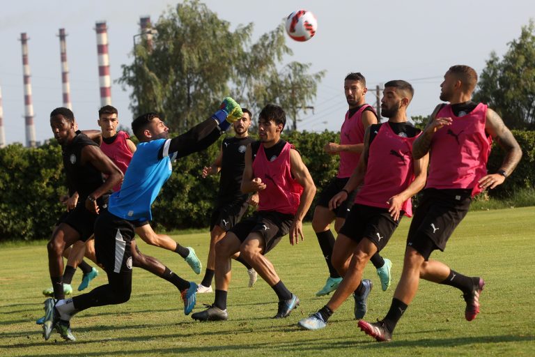 Eπιστρέφει στις προπονήσεις χωρίς τους διεθνείς