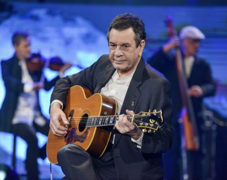 «Σπίτι με το MEGA»: Ο Σταμάτης Σπανουδάκης παρουσιάζει για πρώτη φορά τηλεοπτικά το έργο του