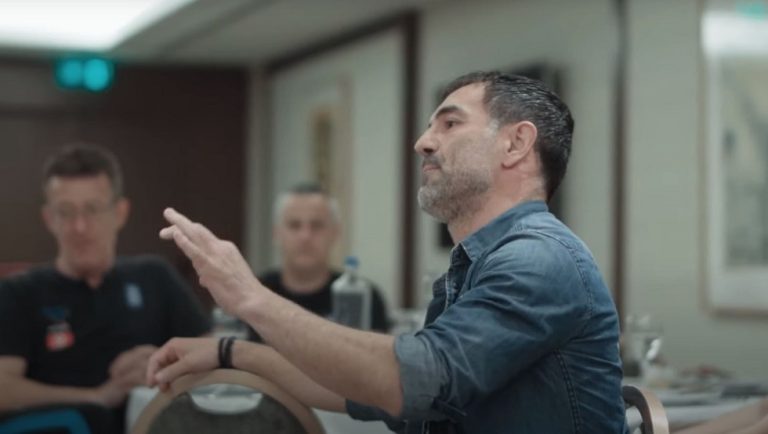 Video | Ο Καραγκούνης επισκέφθηκε το ξενοδοχείο της Εθνικής και μίλησε στους διεθνείς