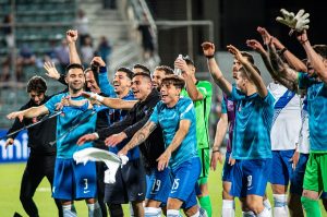 Video | Εθνική: Το «Ελλάς ολέ ολέ» στα αποδυτήρια, η αποθέωση σε Λημνιό και η τούρτα-έκπληξη