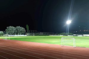 Τοποθετήθηκε φωτισμός για πρώτη φορά στο γήπεδο του ΠΑΝΟΜ