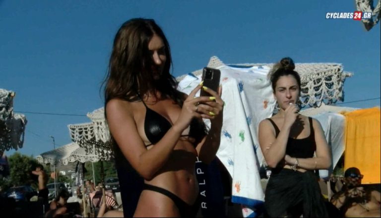 Ελληνίδα δημοσιογράφος προκαλεί «καύσωνα»! Φόρεσε μαγιό και «κόλασε» τη Σύρο