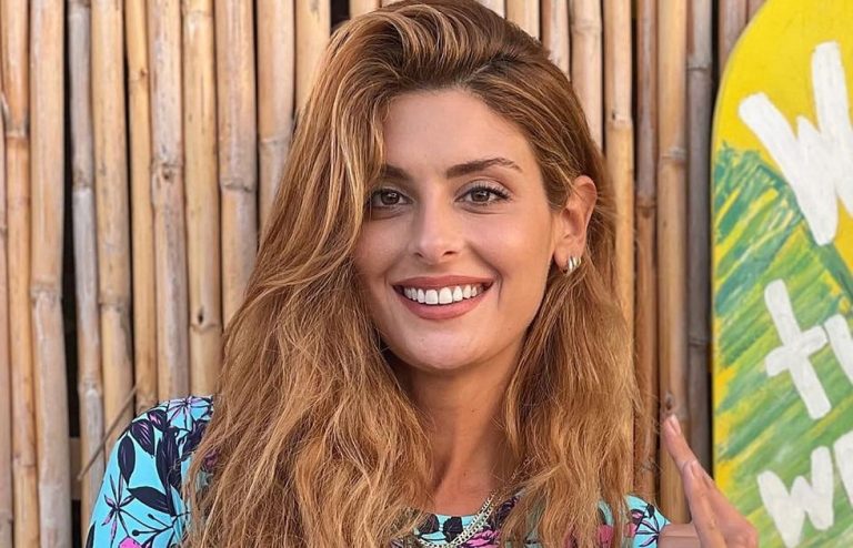 Ανθή Σαλαγκούδη: Τρελαίνει με λευκό μπλουζάκι, καυτό σορτσάκι και μαύρες μπότες