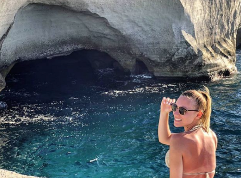 Η Κορακάκη…. κόβει την ανάσα με το κίτρινο μαγιό της!