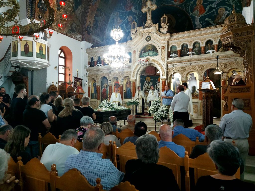 Pics | Φίλοι και συγγενείς είπαν το τελευταίο αντίο στον Γιάννη Ασσαργιωτάκη