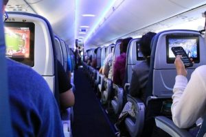 Γιατί δεν πρέπει να τρώτε το φαγητό που σας σερβίρουν στο αεροπλάνο – Πέντε μυστικά που μόνο οι αεροσυνοδοί ξέρουν