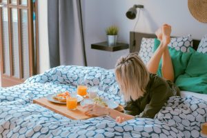 Το viral κόλπο ταξιδιώτισσας για να παίρνει δωρεάν σνακ στα ξενοδοχεία