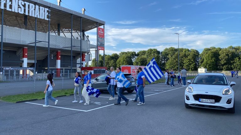 Pics | Πολλοί Έλληνες στο Έσσεν για το φιλικό των Legends 2004!