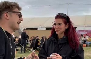 Η viral αντίδρασης της Dua Lipa όταν ένας θαυμαστής άρχισε να τραγουδάει παίζοντας γιουκαλίλι