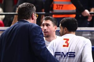 Υβριστικά συνθήματα εναντίον του Λαρεντζάκη και ένταση στη Γλυφάδα – Ηρέμησε τα πνεύματα ο Χριστοδούλου