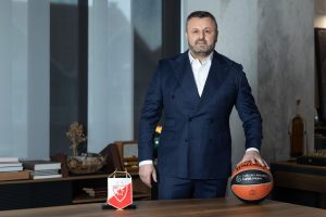 Έξαλλος ο πρόεδρος του Ερυθρού Αστέρα: «Τους πληρώσατε για να μας κλέψουν»