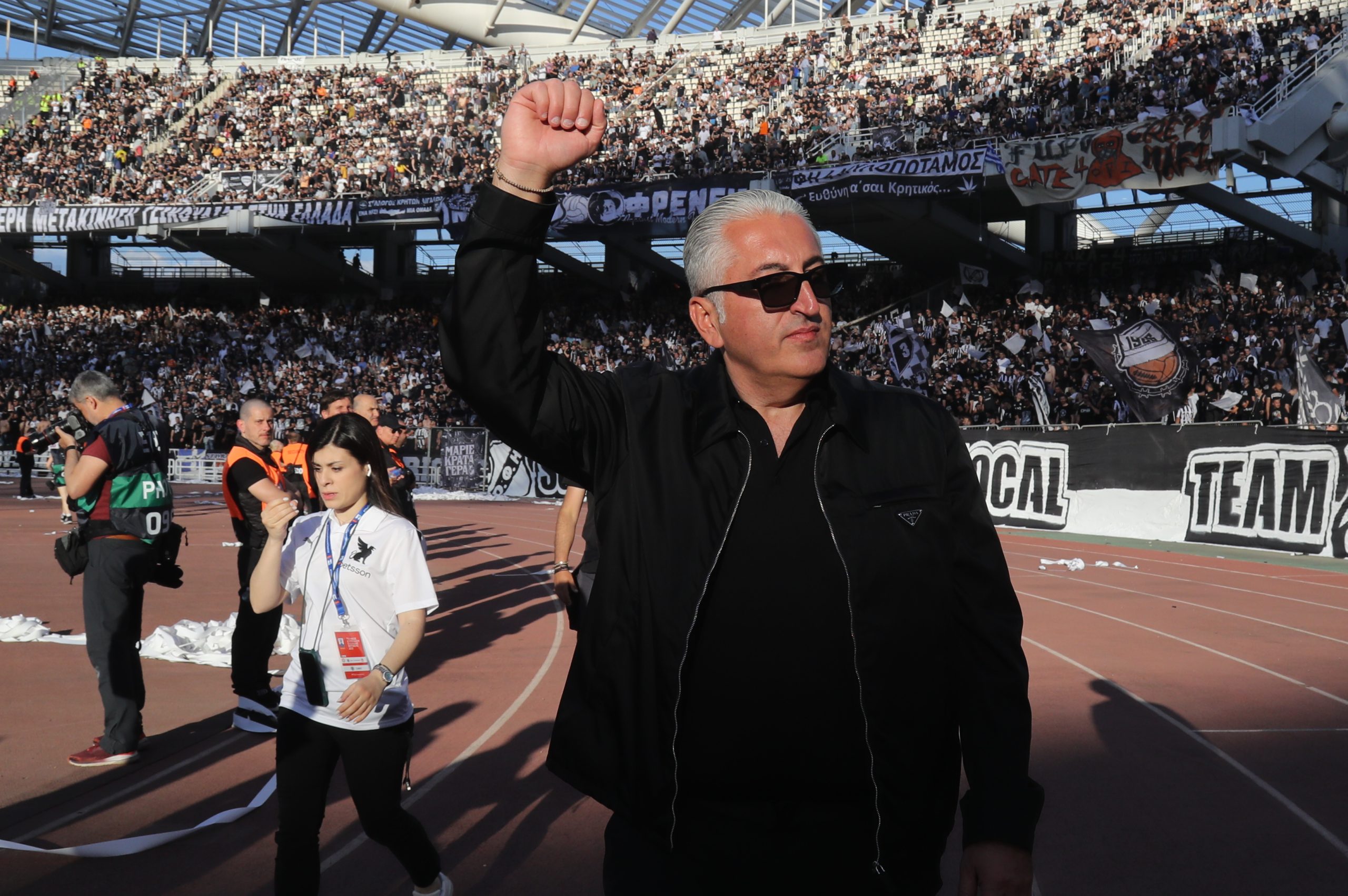 Pic | Ο Μπούσης αποθεώνει τον κόσμο και στέλνει μήνυμα: “Σας υπόσχομαι ένα πράγμα. Ότι θα κάνω τα πάντα για να τα καταφέρουμε ξανά”