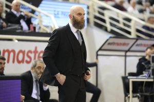 Καντσελιέρι: «Θα τοποθετήσουμε καπνό έξω από τα γραφεία και θα δούμε αν θα βγει λευκός ή μαύρος»