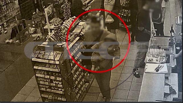Φωτογραφία ντοκουμέντο με τον άνδρα να κρατά αγκαλιά το βρέφος ενώ βγαίνει από το σούπερ μάρκετ