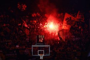 Η ΔΕΑΒ τιμώρησε την ΑΕΚ με δύο αγωνιστικές για καπνογόνα