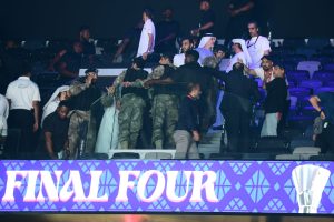 Euroleague: Ένταση μεταξύ των οπαδών του Ολυμπιακού και του Παναθηναϊκού στην «Etihad Arena»
