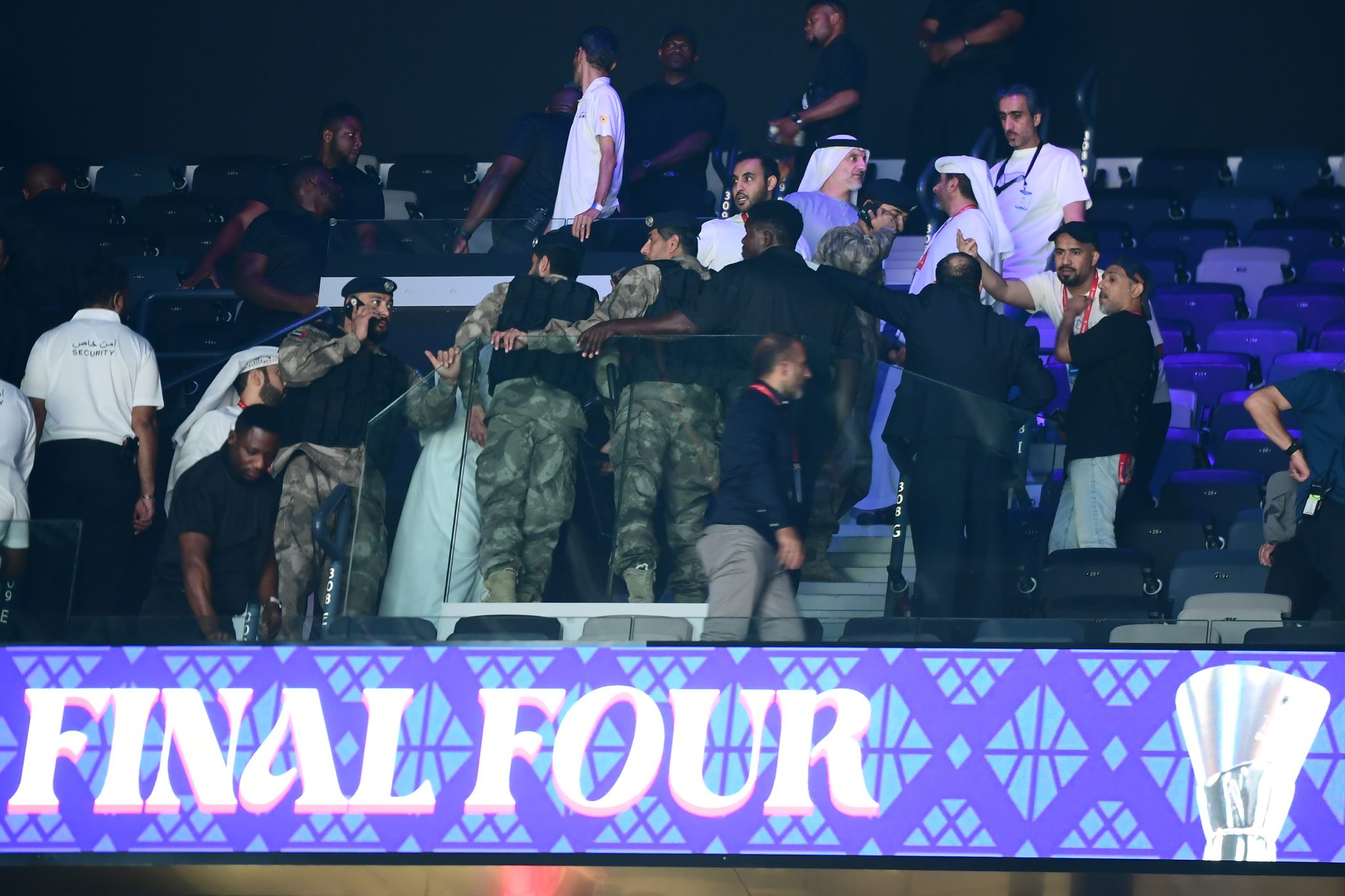 Euroleague: Ένταση μεταξύ των οπαδών του Ολυμπιακού και του Παναθηναϊκού στην «Etihad Arena»