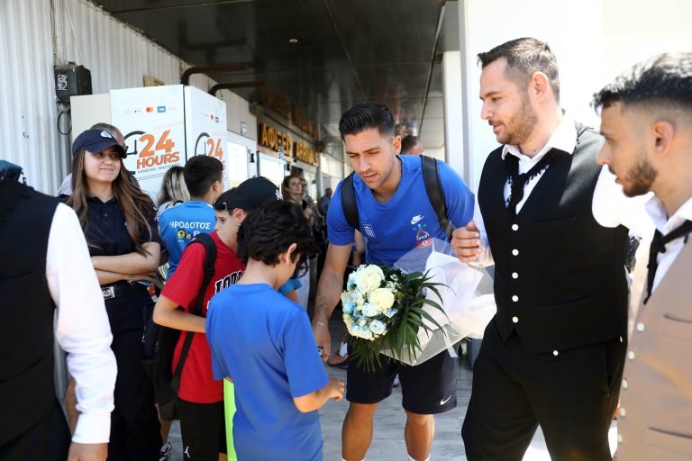 Αντικείμενο λατρείας οι διεθνείς μας στο αεροδρόμιο Ηρακλείου