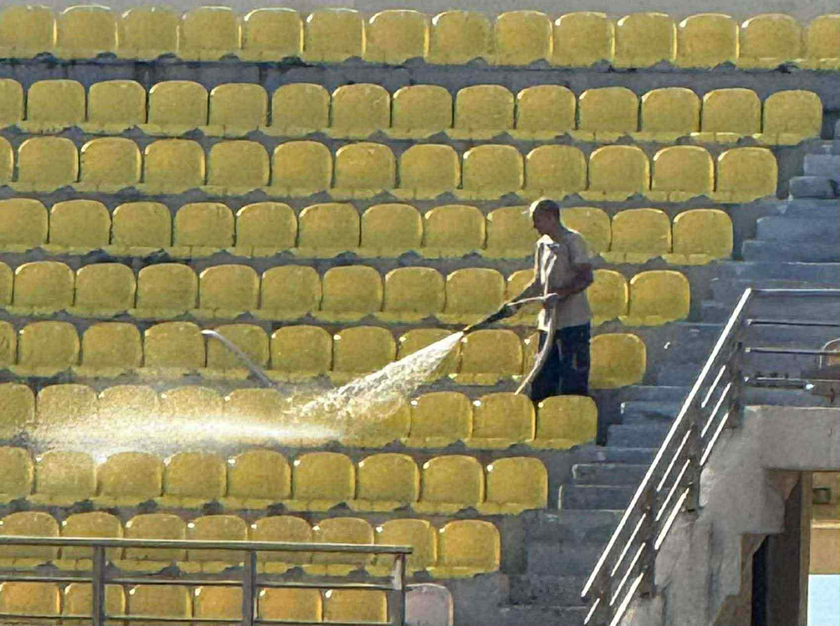 Έπλυναν τα καθίσματα στο Παγκρήτιο μετά την κατακραυγή