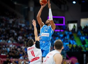 H FIBA για τη σούπερ εμφάνιση με Γεωργία: «Ο Γιάννης βάζει και τρίποντα. Απλά δώστε το τρόπαιο στην Ελλάδα»