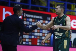 Ο Σλούκας έκανε σκόπιμα φάουλ στον 18χρονο Παπαγεωργίου για να πετύχει τους πρώτους του πόντους (vid)