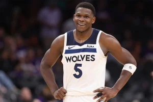Έντουαρντς για Κάρι: «Ο κορυφαίος point guard στην ιστορία»