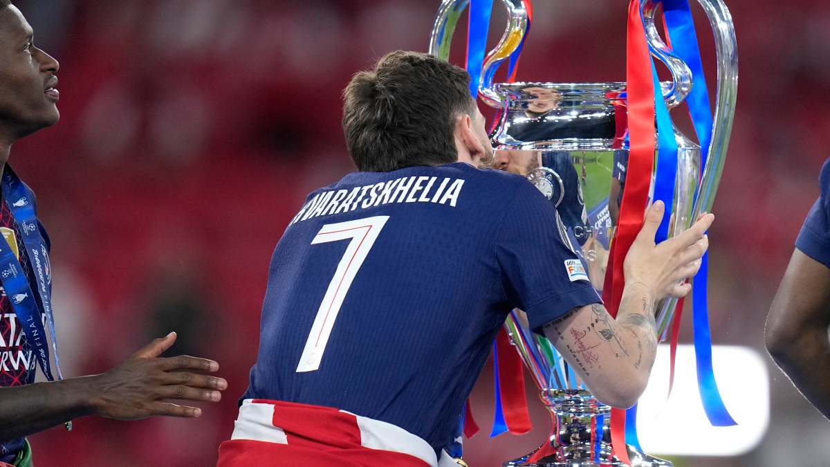 Η UEFA ανέδειξε τον Κβαρατσχέλια κορυφαίο παίκτη της σεζόν στο Champions League