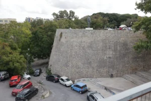 Ηράκλειο: Βουτιά στο κενό από τα Τείχη για 19χρονο άνδρα