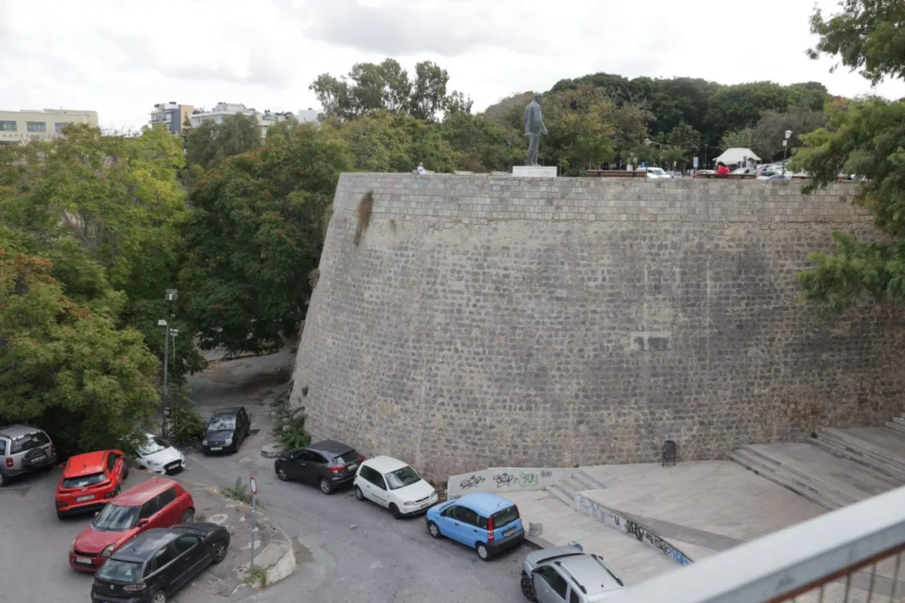 Ηράκλειο: Βουτιά στο κενό από τα Τείχη για 19χρονο άνδρα