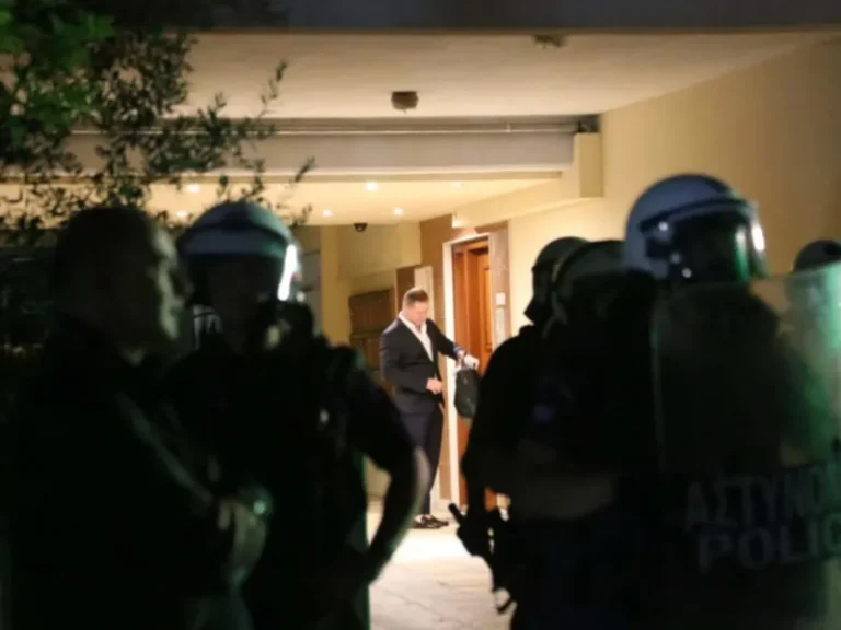 Χαμός στη Λάρισα: Επεισόδια έξω από το σπίτι του Αχιλλέα Νταβέλη – Αρκετές προσαγωγές